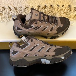 Women's MERRELL MOAB 2 Waterproof Shoes.  Size 9. Tan.